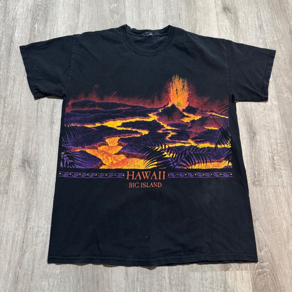 Vintage Hawaii Big Island Volcano Lava Eruption Graphic T-Shirt Black medium